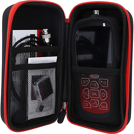 Schwarzes Gerät in schwarzer Tasche mit rotem Reißverschluss. Zubehör im Fach, Bedienfeld am Gerät sichtbar.